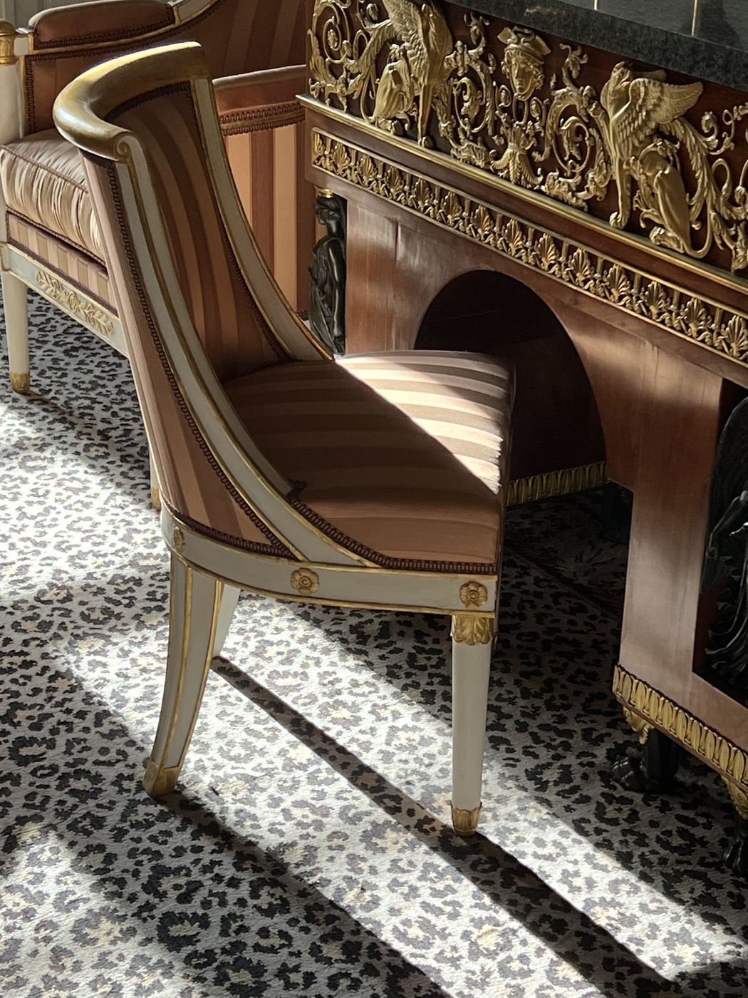 Fauteuil gondole en acajou aux ornements de bronze